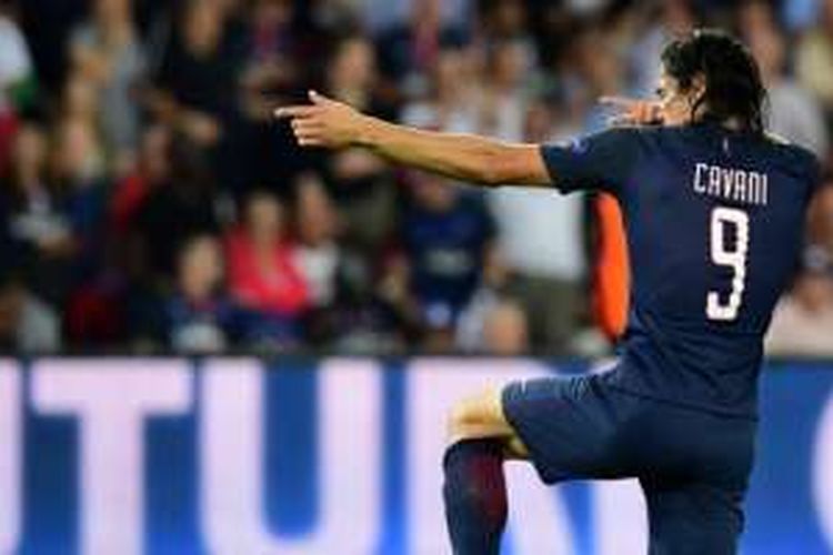 Penyerang Paris Saint-Germain, Edinson Cavani, merayakan gol yang dia cetak ke gawang Arsenal dalam pertandingan Grup A Liga Champions di Parc des Princes, Paris, Prancis, 13 September 2016.