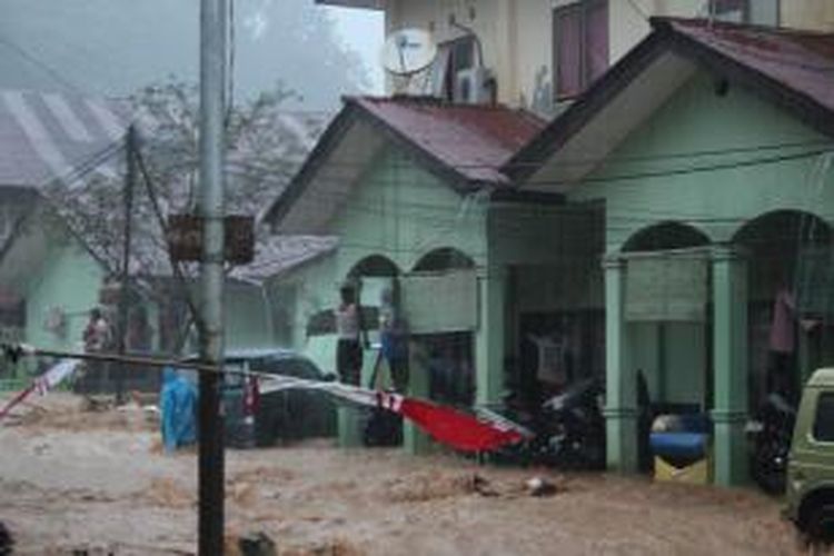 Banjir melanda Kota Ambon, Maluku, Selasa (30/7/2013). Menurut data Badan Penanggulanan Bencana Daerah (BPBD) Ambon, delapan orang meninggal dan tujuh orang hilang, serta puluhan orang lainnya terluka. 