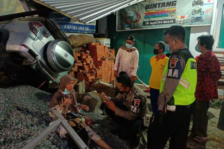 RUSAK—Teras rumah warga di Jalan Raya Sukoharjo - Wonogiri, Dusun Nanggan, Desa Gemantar, Kecamatan Selogiri, Kabupaten Wonogiri, Jawa Tengah rusak setelah sebuah mobil menabrak karena sopir dalam kondisi mengantuk, Sabtu (14/8/2021) pagi.