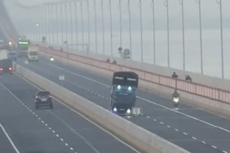 Marak Truk Ugal-ugalan demi Konten di Suramadu, Pengendara Lain Resah