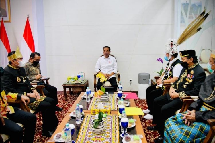 Presiden Joko Widodo saat menggelar pertemuan dengan sejumlah tokoh masyarakat dan adat Kalimantan Timur di Bandar Udara Internasional Sultan Aji Muhammad Sulaiman, Kota Balikpapan, Kalimantan Timur, Senin (31/1/2022).