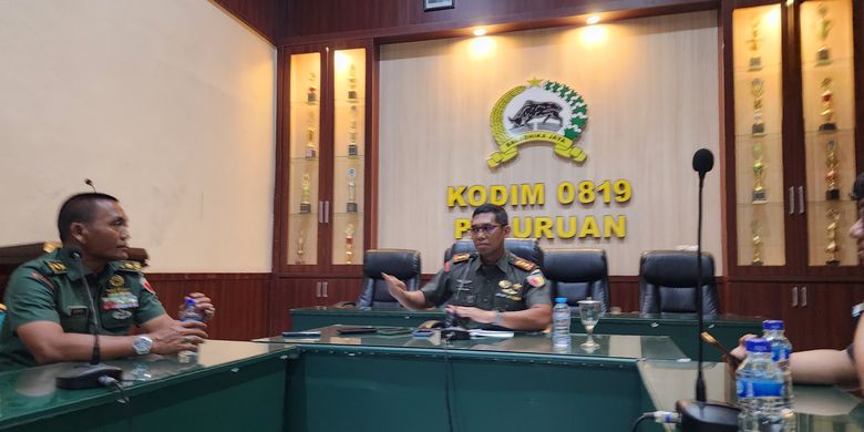 Komandan Kodim 0819 Pasuruan sedang menjelaskan kronologi terbakarnya mobil truk NPS di Tol Gempol-Pandaan