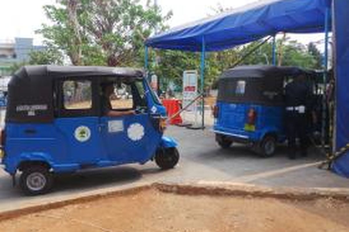 Pengemudi bajaj konvensional sedang mengisi BBG di Waduk Pluit. Sejumlah sopir bajaj konvensional ini khawatir sekaligus pasrah dengan kemunculan bajaj berbasis aplikasi. Rabu (7/10/2015).