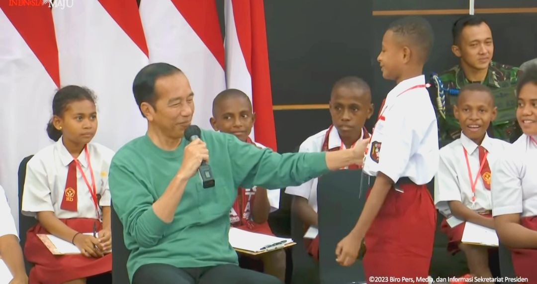 Senyum Jokowi Saat Bertemu Siswa SD di Papua yang Mirip Dirinya Waktu Kecil