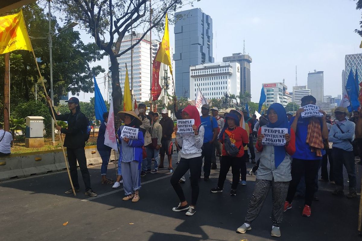 Massa yang tergabung dalam Front Perjuangan Rakyat (FPR) melakukan aksi damai di depan Gedung Sapta Pesona Kementerian Pariwisata RI, Jalan Medan Merdeka Barat, Jakarta Pusat, Senin (30/9/2019) siang.