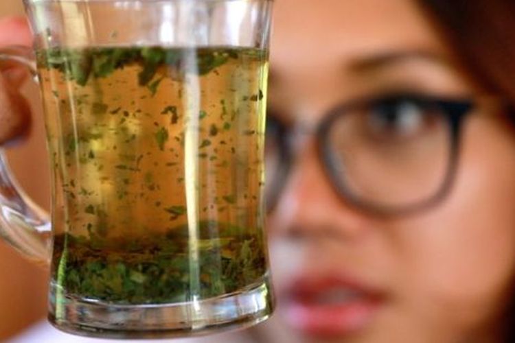 Apakah tradisi minum kratom harus dihentikan karena berubahnya legalitas kratom di Indonesia, pertanyaan itu hanya akan dapat dijawab oleh regulator. 