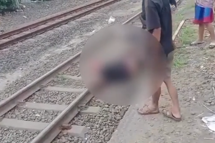 Tangkapan layar video soal kurir tertabrak kereta di Jalur Duri-Angke