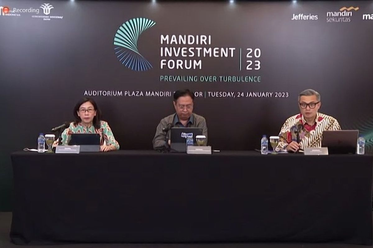 (kiri ke kanan) Direktur Capital Market Mandiri Sekuritas Silva Halim, Direktur Treasury and International Banking Bank Mandiri Panji Irawan, dan Chief Economist Bank Mandiri Andry Asmoro saat konferensi pers Mandiri Investment Forum (MIF) 2023, Selasa (24/1/2023).