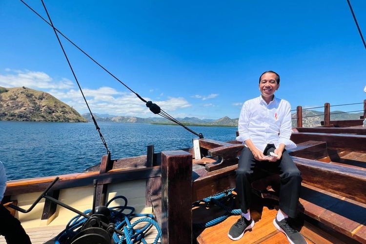 Potret Presiden Joko Widodo di atas kapal pinisi dalam perjalanan dari Labuan Bajo, Nusa Tenggara Timur, menuju Pulau Rinca, Kamis (21/7/2022) siang.