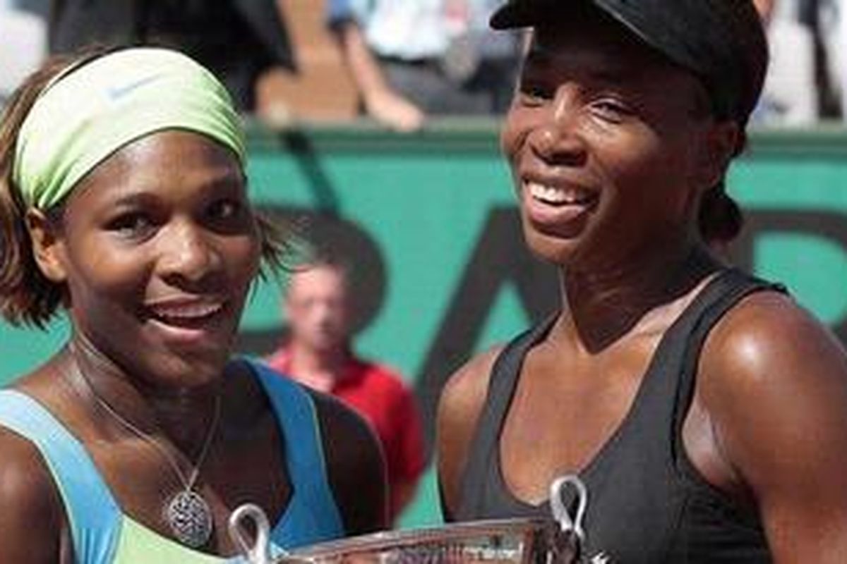 Serena Williams (kiri) dan Venus Williams, ketika menjuarai ganda putri Perancis Terbuka, Jumat (4/6/10).