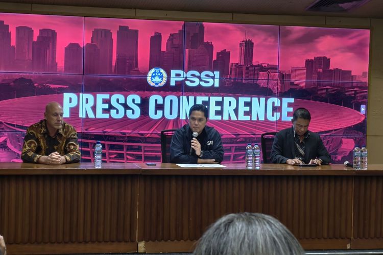 Ketua Umum PSSI, Erick Thohir, didampingi oleh DIrektur Teknik Alexander Zwiers dan Sekjen PSSI Yunus Nusi berbicara kepada media di sesi konferensi pers di SUGBK, Jakarta, pada Jumat (24/10/2025).