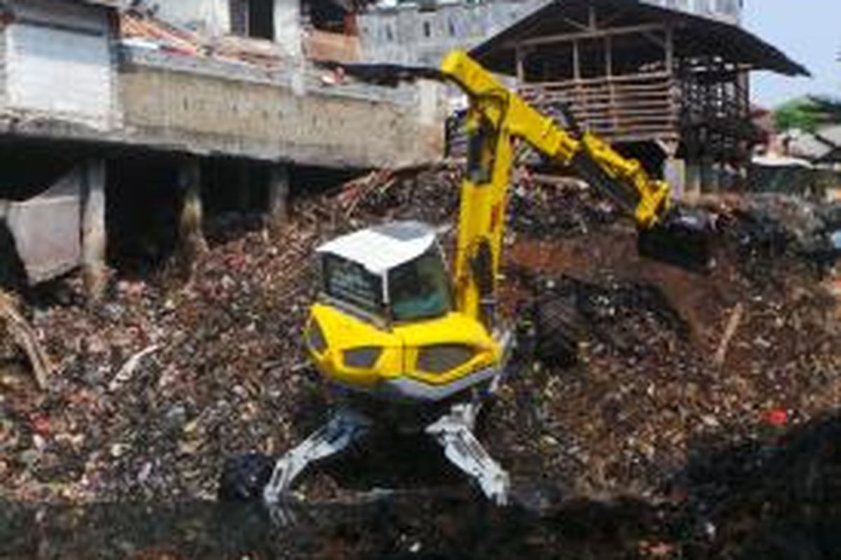 Pemandangan alat berat sedang mendaki gunungan sampah di Kali Cipinang. Rencananya, gunungan sampah itu akan dikeruk dan kemudian ditata kembali. Selasa (22/9/2015)