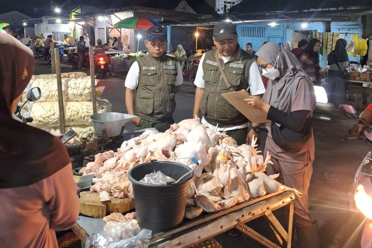 Pengecekan daging di Pasar Banyuwangi oleh petugas Dinas Pertanian dan Pangan Banyuwangi untuk memastikan daging layak dikonsumsi, Kamis (28/3/2024)