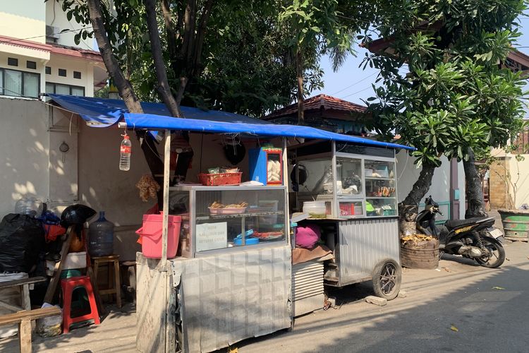 PKL Berjualan di Fasum Sekitar Kantor Kelurahan Cawang, Lurah: Kendalanya Lahan