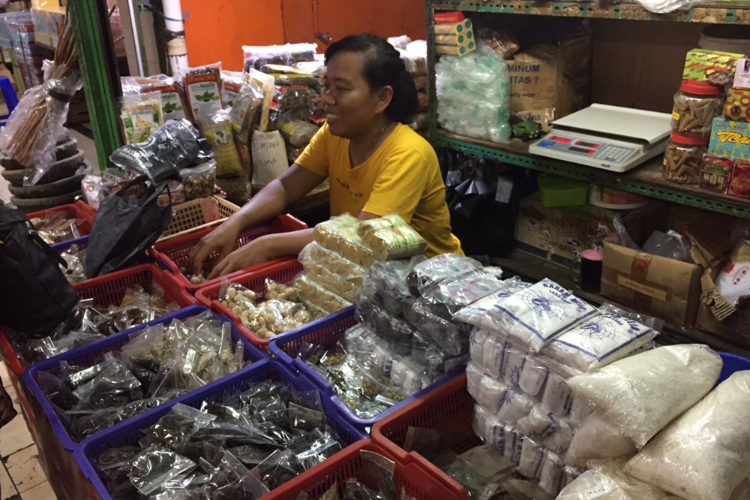 Ia (38) penjual rempah, jamu di Pasar Jatinegara