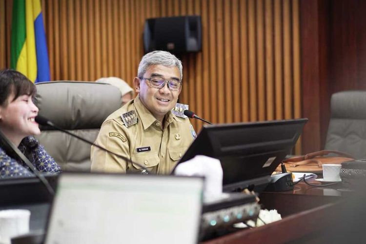 Wali Kota Bandung, Muhammad Farhan dalam Rapat Forum Komunikasi Implementasi Strategis Rekrutmen Cakupan dan Tingkat Keaktifan Peserta JKN di Balai Kota Bandung, Jalan Wastukencan, Kota Bandung, Selasa (3/5/2025).