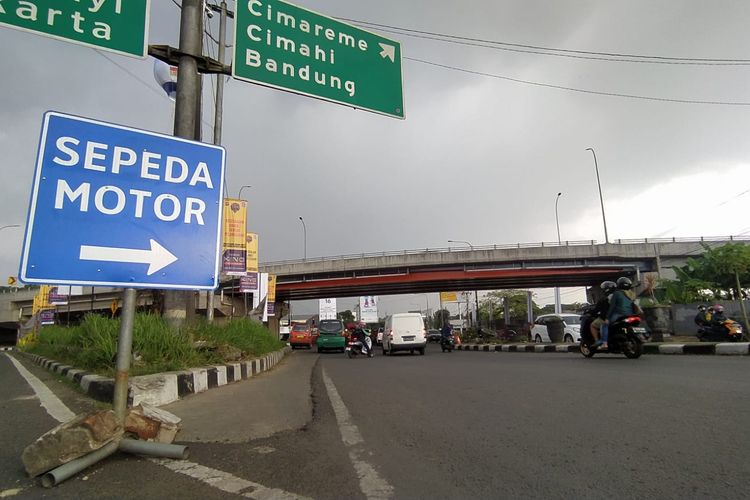 Pantauan arus lalu lintas di Simpang Padalarang, Kabupaten Bandung Barat (KBB), Jawa Barat, Kamis (27/4/2023).