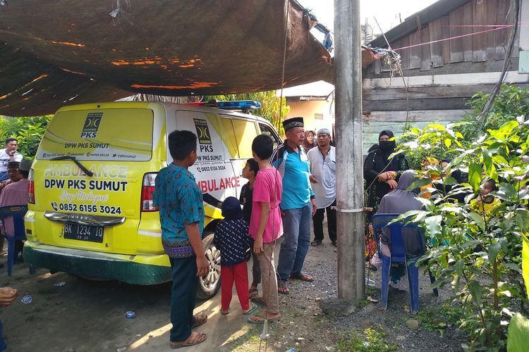 Subroto (kaos biru dan berpeci) berada di rumah duka.. Tampak anak almarhum Erwin (kaos hitam di tengah) saat merengek mengajak ke depan untuk melihat ayahnya bekerja di bengkel las tanpa tahu ayahnya sudah menjadi jenazah dan akan dikebumikan.