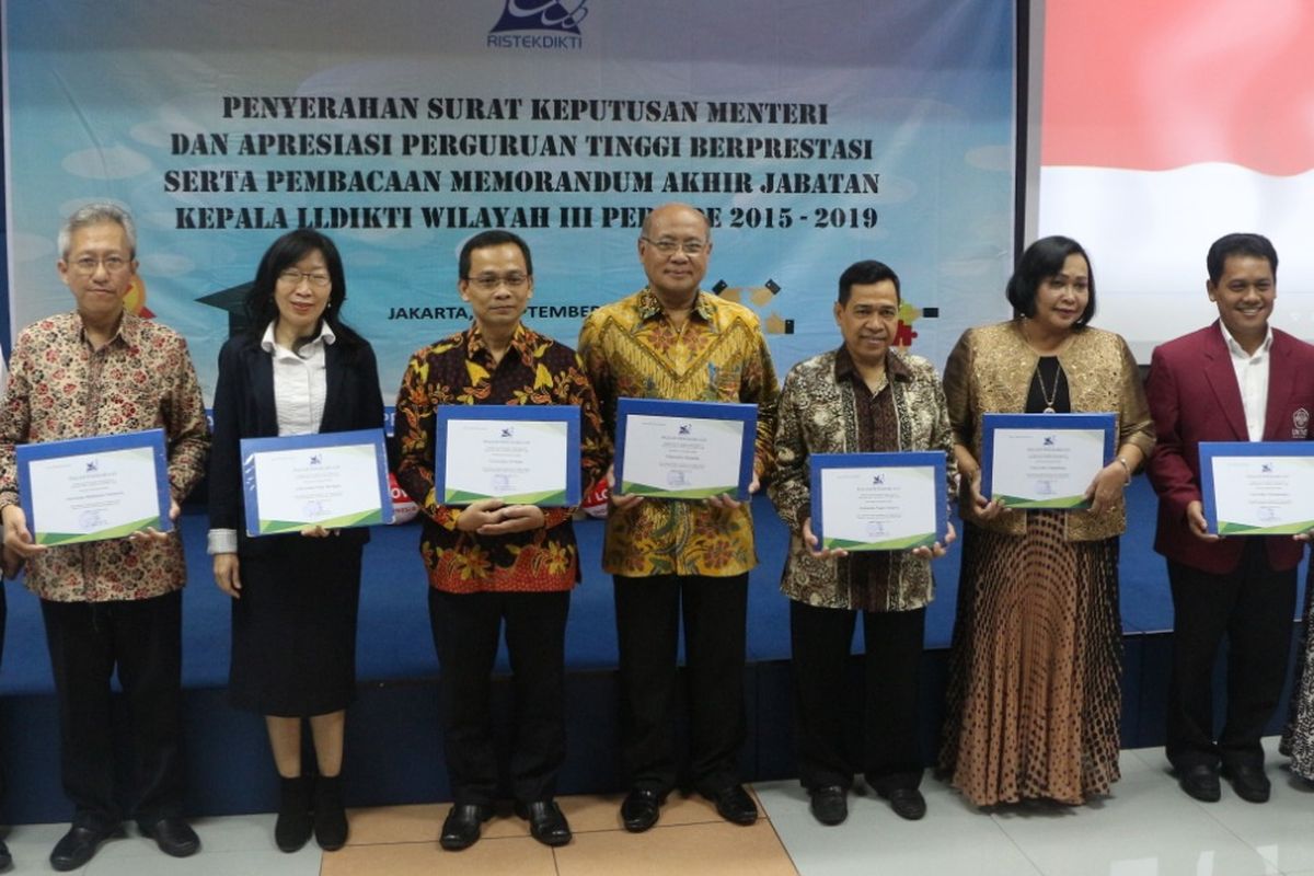 LLDikti memberikan penghargaan kepada perwakilan 16 universitas yang masuk dalam pemeringkatan 100 universitas terbaik nasional pada 2 September 2019 di Jakarta.