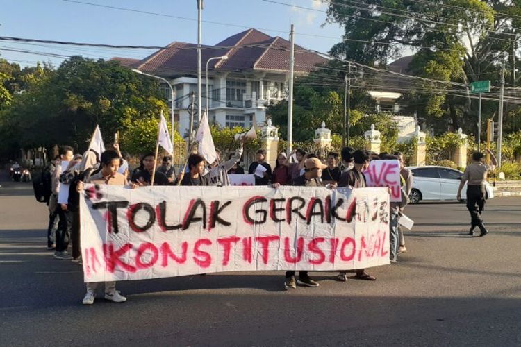 Para mahasiswa yang tergabung dalam Aliansi Mahasiswa Jogja (AMJ) saat menggelar aksi di simpang tiga UIN Sunan Kalijaga Yogyakarta Rabu (22/05/2019)