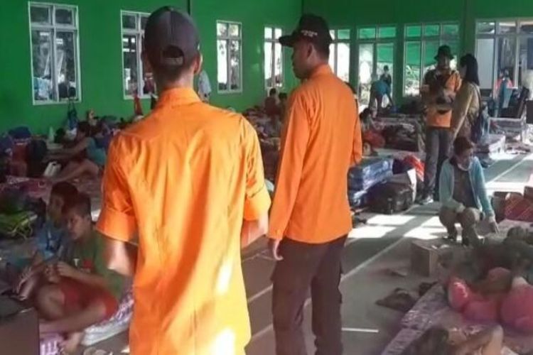 Para warga di shelter pengungsian di Desa Paseng, Senin (11/2/2019).