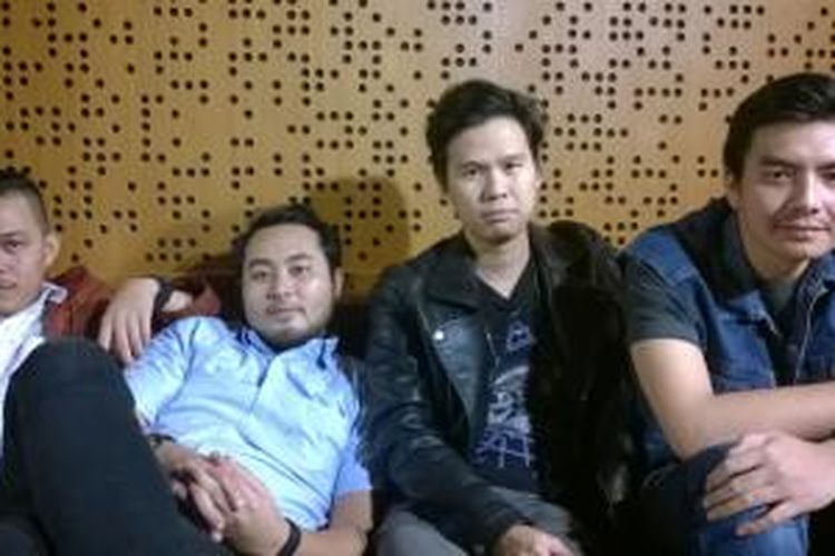 Grup band Sajama Cut yang terdiri dari (kiri-kanan) Hans Patria Citra (synthetizer), Randy Apriza Akbar (bas), Marcel Thee (vokal, multi-instrumentalist), dan Dion Panlima Reza (gitar) diabadikan usai berbincang dengan Kompas.com di Streight Studio, Cipete, Jakarta Selatan, Kamis (25/6/2015) malam.