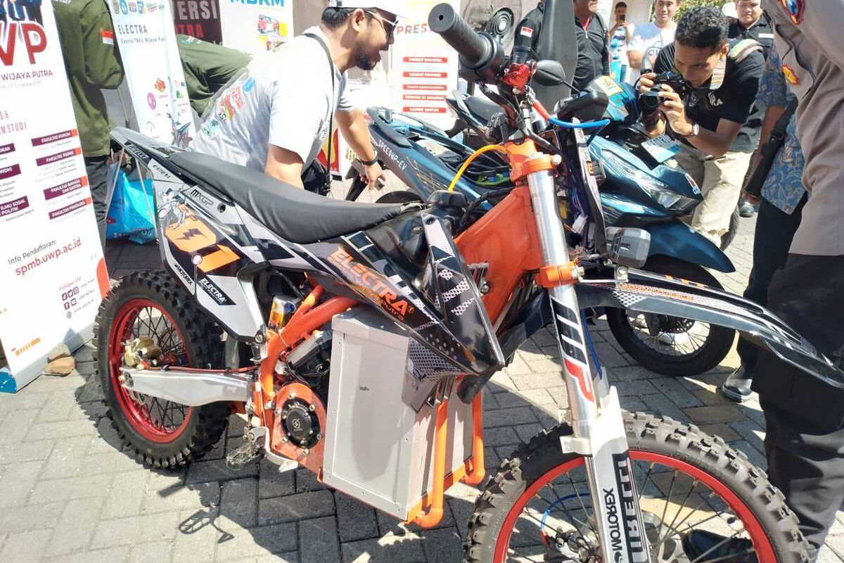 Motor bahan bakar minyak yang sudah dikonversi menjadi motor lostrik batrei dipamerkan di Surabaya saat roadshow program konversi motor listrik, Sabtu (12/8/2023).