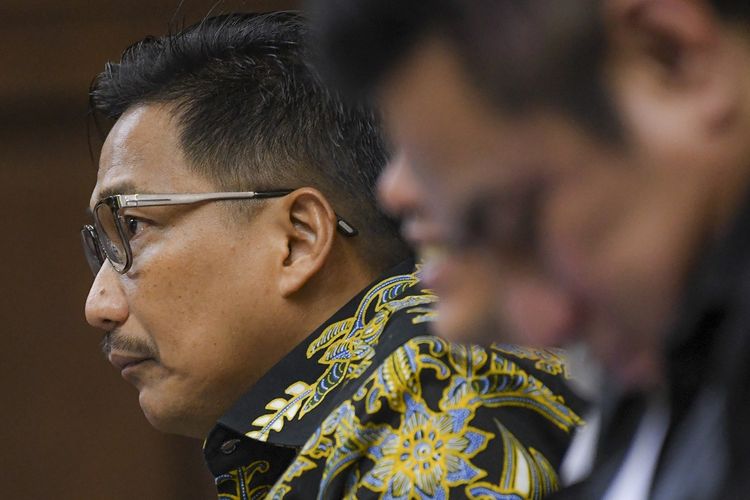 Terdakwa kasus dugaan suap distribusi pupuk Bowo Sidik Pangarso (kiri) mendengarkan keterangan saksi pada sidang lanjutan di Pengadilan Tipikor, Jakarta, Rabu (18/9/2019). Sidang tersebut beragendakan mendengarkan keterangan satu orang saksi yang dihadirkan Jaksa Penuntut Umum (JPU) KPK. ANTARA FOTO/Nova Wahyudi/pras.
