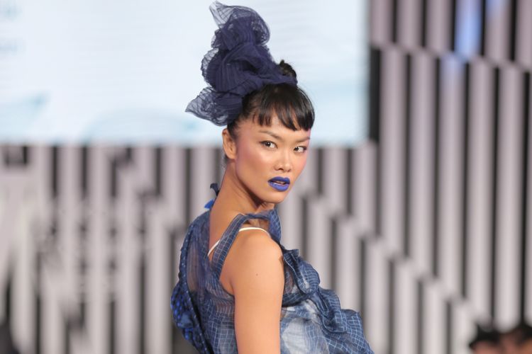 Model Kelly Tandiono menggunakan pakaian dari bahan olahan sampah botol plastik dan kain bekas lainnya di panggung Jakarta Fashion Week 2020.