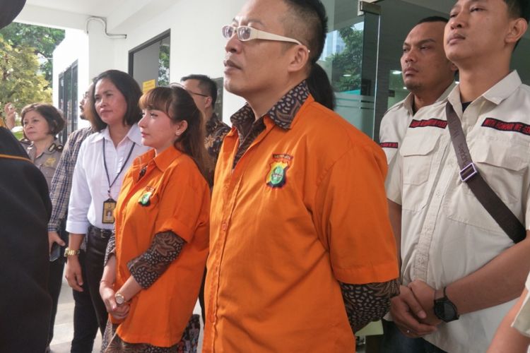 Roro Fitria dan kurir sabu berinisial WH saat akan dilimpahkan ke Kejaksaan Negeri Jakarta Timur, Senin (28/5/2018).