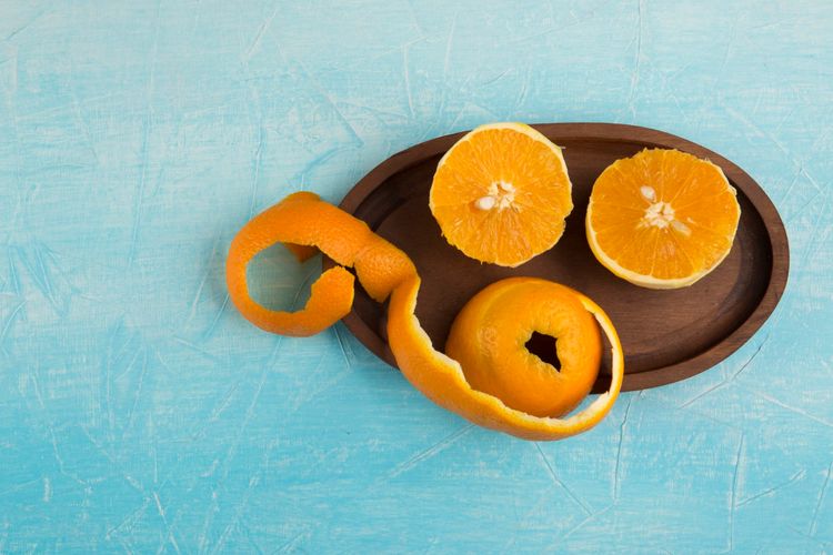 Kandungan vitamin C yang tinggi pada kulit jeruk dapat membantu mencerahkan kulit, termasuk menjadi salah satu cara memutihkan kulit tangan.