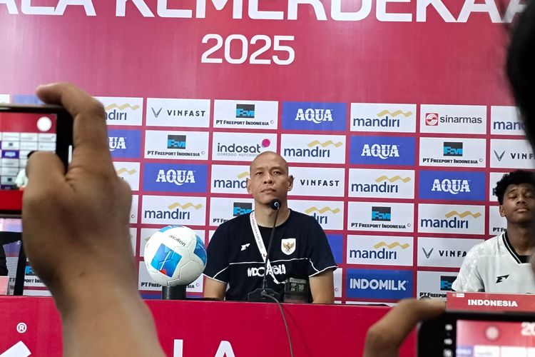 Pelatih timnas U-17 Indonesia, Nova Arianto, saat memberikan keterangan pers usai pertandingan melawan Mali di Stadion Utama Sumatera Utara, Deli Serdang, Senin (18/8/2025).