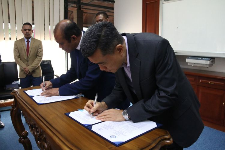 Penandatanganan perpanjangan MoU antara Menteri Pendidikan Tinggi, Sains, dan Kebudayaan Timor Leste, Longuinhos Dos Santos (kiri) dan Rektor PresUniv Prof. Chairy pada Selasa, 14 Februari 2023.