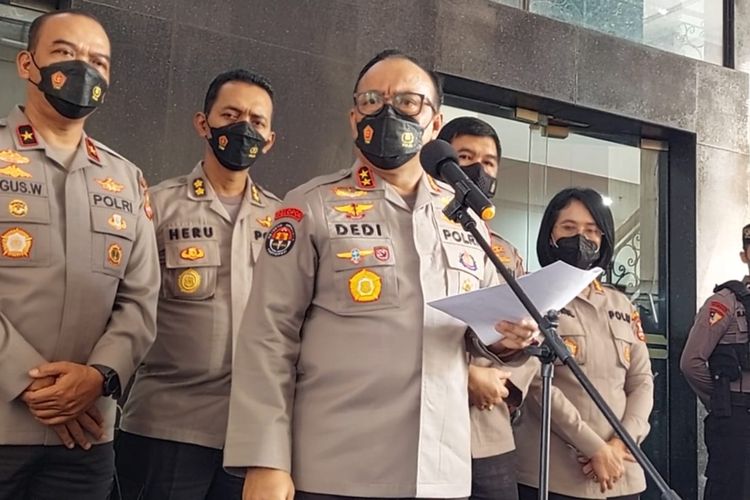 Kepala Divisi Humas Polri Irjen Dedi Prasetyo di Lobi Gedung TNCC Polri, Mabes Polri, Jakarta, Selasa (6/9/2022).