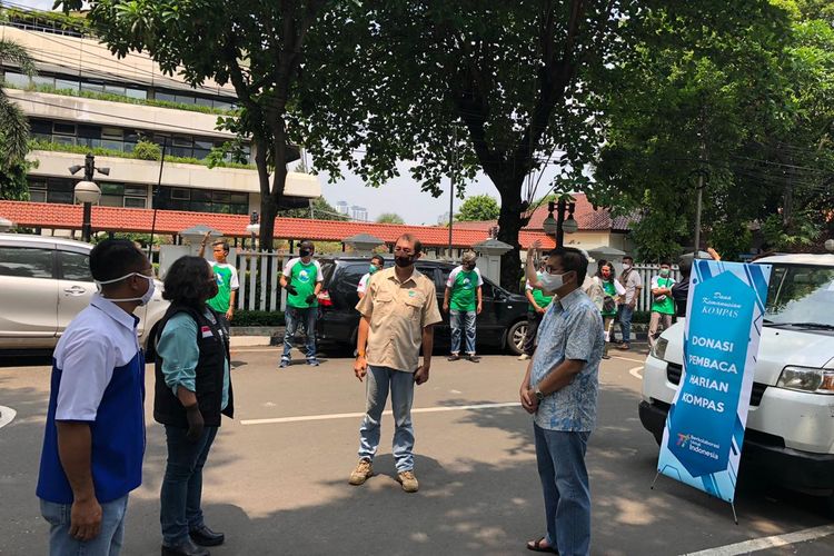 Serah terima antara Ketua Yayasan Dana Kemanusiaan Kompas Rusdi Amral kepada Perwakilan Berani Jaga Bumi Yang bertugas untuk menyalurkan bantuan Sembako kepada masyarakat terdampak wabah Covid19 Di Wilayah Jakarta.