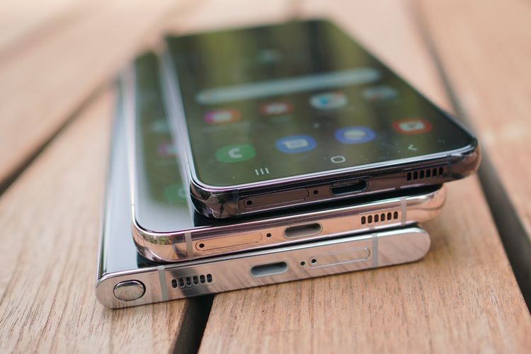 Dari sisi bawah, perbedaan desain ketiga ponsel juga terlihat. Hanya Galaxy S22 Ultra (paling bawah) yang memiliki kompartemen khusus S Pen.