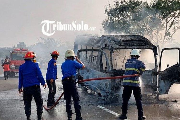 Mobil Isuzu Elf terbakar di Jalan Tol Solo-Ngawi, Senin (6/11/2023). 
