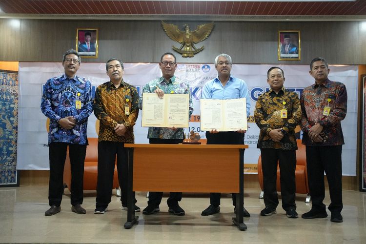 penandatanganan MoU dilakukan oleh kedua belah pihak yaitu President
Director WSBP FX Poerbayu Ratsunu, dan Rektor Universitas Negeri Semarang, Prof. S. Martono,
M.Si. Sedangkan untuk penandatanganan MoA (Memorandum of Agreement) dilakukan oleh
President Director WSBP FX Poerbayu Ratsunu dengan Dekan Fakultas Teknik, Dr. Wirawan
Sumbodo, M.T, Dekan Fakultas Ekonomika dan Bisnis, Dr. Amir Mahmud, S.Pd., M.Si, dan Direktur
Sekolah Pascasarjana, Prof. Dr Fathur Rokhman, M.Hum. Turut hadir pula Director of Business
Development Bambang Dwi Wijayanto, Vice President of Corporate Secretary Fandy Dewanto, dan
Manajemen Universitas Negeri Semarang. 