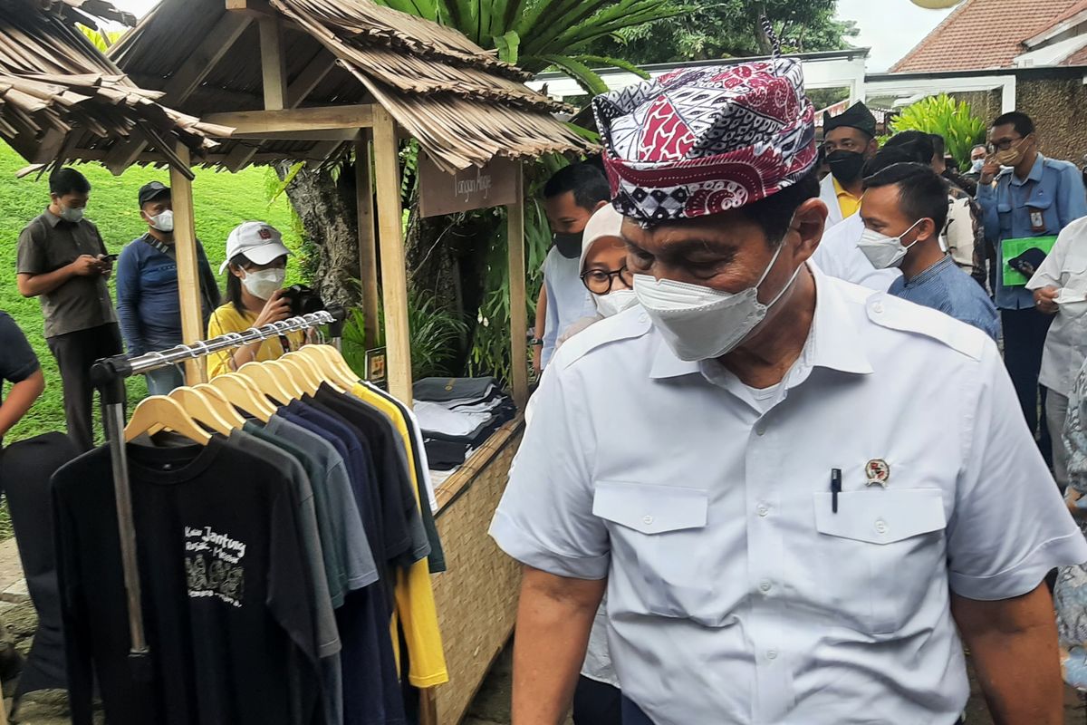 Menteri Koordinator Bidang Kemaritiman dan Investasi (Menko Marves) Luhut Binsar Pandjaitan saat melakukan kunjungan kerja di Pendopo Kabupaten Banyuwangi, Jawa Timur, Sabtu (19/3/2022).