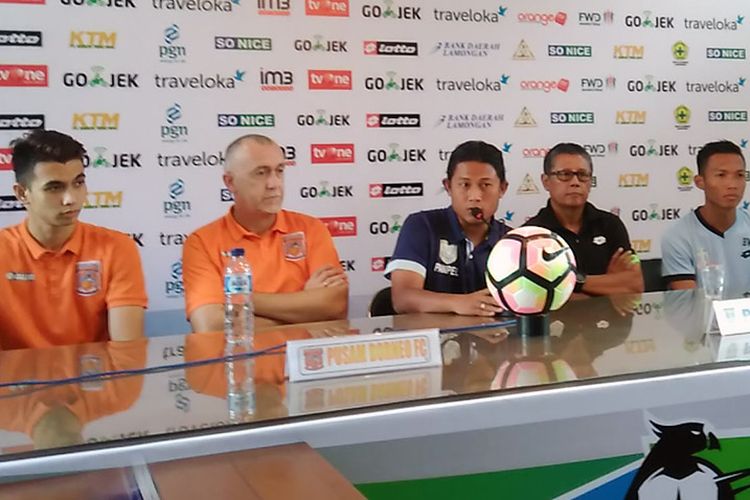 Jumpa pers jelang laga Persela Lamongan versus Pusamania Borneo FC, Jumat (7/7/2017). Dari kiri ke kanan; Nadeo Argawinata, Dragan Djukanovic, media officer Persela, Herry Kiswanto, dan Eki Taufik.