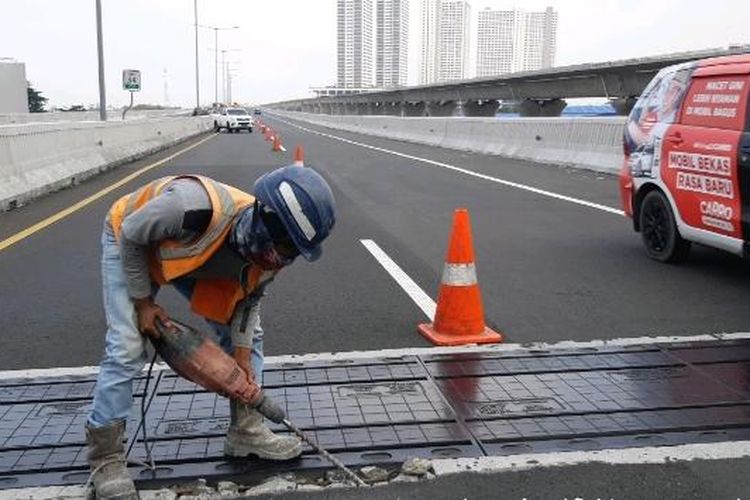 Pekerjaan penyempurnaan expansion joint di Ruas Jalan Tol Layang MBZ. 