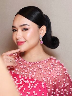 Hamil 4 bulan, Amanda tampil memukau pamer baby bump serba pink di Gala Premiere film CAPER. Intip detailnya.