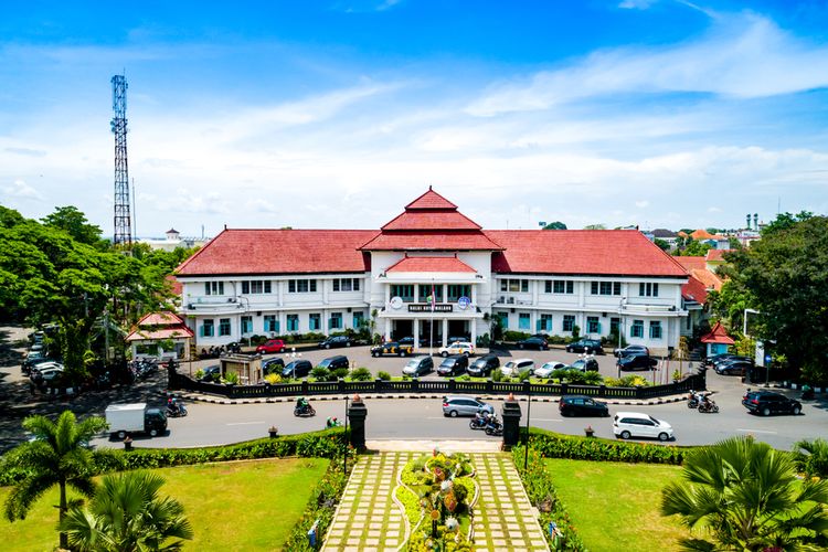 Balai Kota Malang berdiri pada 1929, lebih baru daripada bangunan Bella-Vista di Jalan Gajahmada yang merupakan peninggalan Belanda.