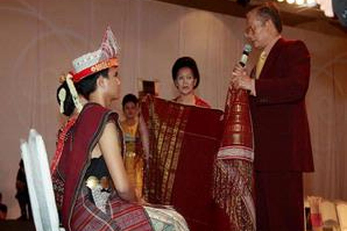 Penyematan ulos pada kedua mempelai dalam pernikahan adat batak. 