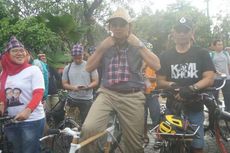 Pakai Helm Jerami, Ahok Gowes ke Rumah Lembang  