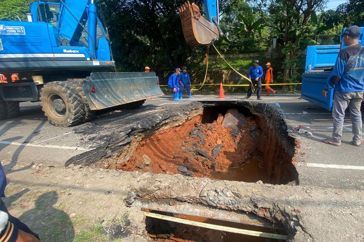 Jalan Ambles di Lenteng Agung Jaksel Bikin Lalin Macet, Cuma Bisa Satu Lajur