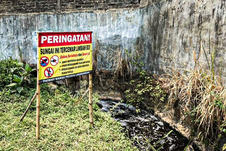 Air Sungai di Bandung Barat Hitam Pekat, Berbusa, dan Bau Menyengat, Mengalir ke Waduk Saguling