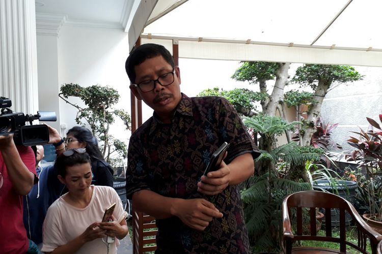 Koordinator Tim Manajemen Saksi dan Pengamanan Suara Pasangan Ahok-Djarot, I Gusti Putu Artha, dalam konfrensi perd di Media Center Badja, Jalan Cemara, Menteng, Jakarta Pusat, Selasa (18/4/2017).