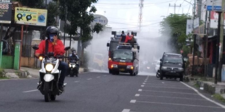 Kendaraan water canon Polres Tasikmalaya Kota rutin menyemprotkan cairan disinfektan ke sejumlah wilayah jalan protokol Kota Tasikmalaya, Jumat (27/3/2020).