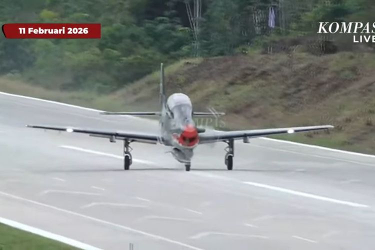 Pesawat Super Tucano dan F-16 melakukan uji coba pendaratan di Jalan Tol Terbanggi Besar?Pematang Panggang?Kayu Agung, Lampung, pada Rabu (11/2/2026).